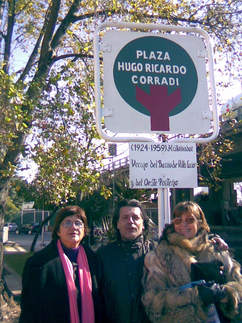 En la foto Marcelo Costa junto a las hijas de Corradi, Leonor y Mariquita